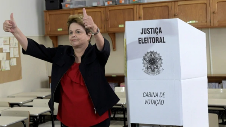 Dilma Rousseff votó y calificó de «peligrosísima» la candidatura de Jair Bolsonaro