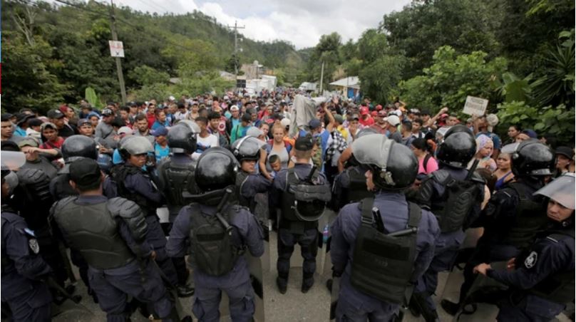 Caravana migrante reanuda marcha por México, pero mitad del grupo regresó a Honduras