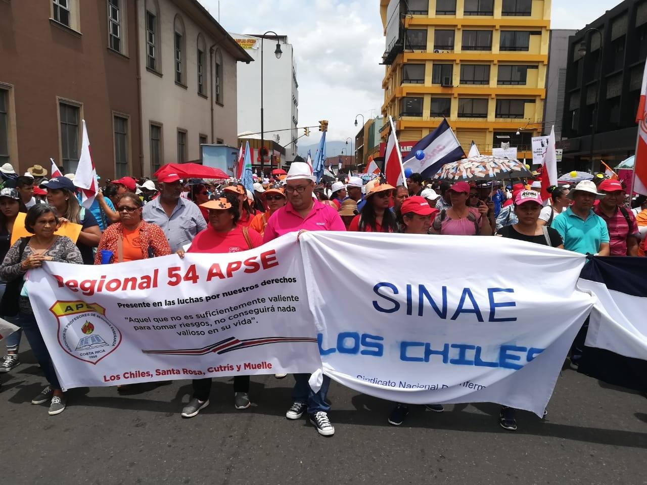 Sindicatos marchan hasta la Asamblea Legislativa en día 25 de la huelga contra el plan fiscal