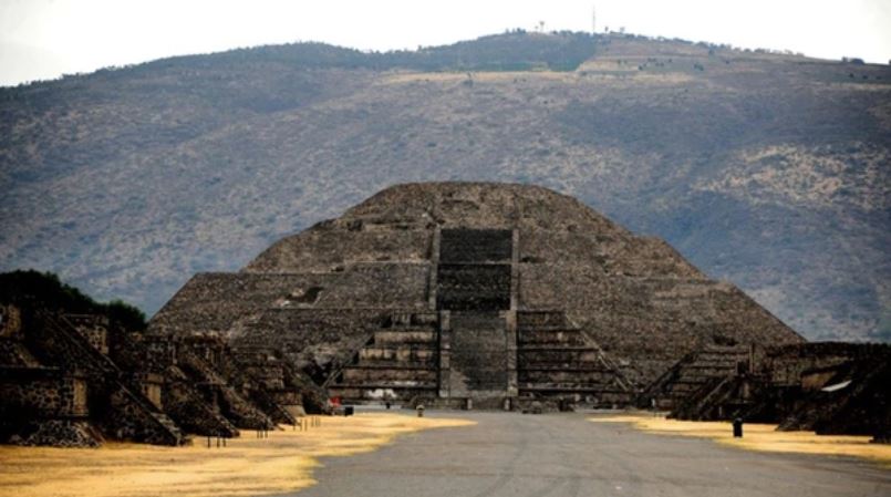 Investigadores hallan túnel y cámara secreta bajo Pirámide de la Luna en Teotihuacán