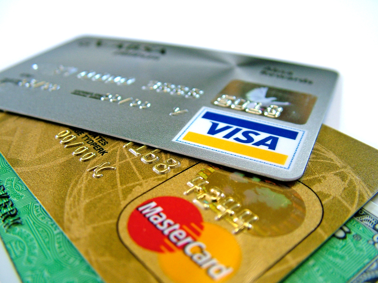 Costarricenses reducen compras impulsivas y uso de tarjetas de crédito