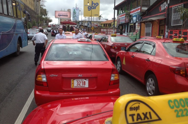 Taxistas se manifestaron ante Sala IV tras rechazo de queja relacionada con Uber