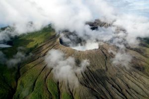 Volcán Rincón de la Vieja sorprendió este miércoles con erupción de 800 metros de altura