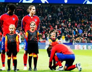 (Vídeo) ¿Por qué Griezmann estaba agachado durante el himno de la Champions?