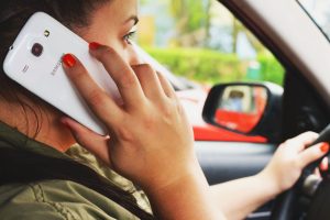 Policía de Tránsito multa 40 conductores al día por usar celular mientras conducen