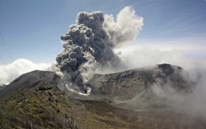 CNE pide extremar vigilancia ante constante actividad del volcán Turrialba