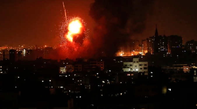La aviación israelí destruyó el edificio de la cadena de televisión oficial de los terroristas de Hamas en Gaza