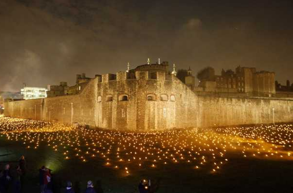 El Reino Unido conmemora el fin de la Primera Guerra Mundial con una impresionante instalación de antorchas en la Torre de Londres