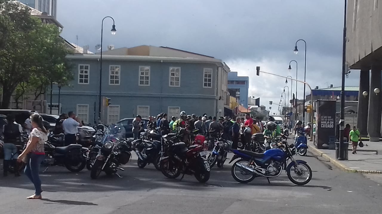 Motociclistas protestaron frente al INS y Sugese por alza en seguro del marchamo
