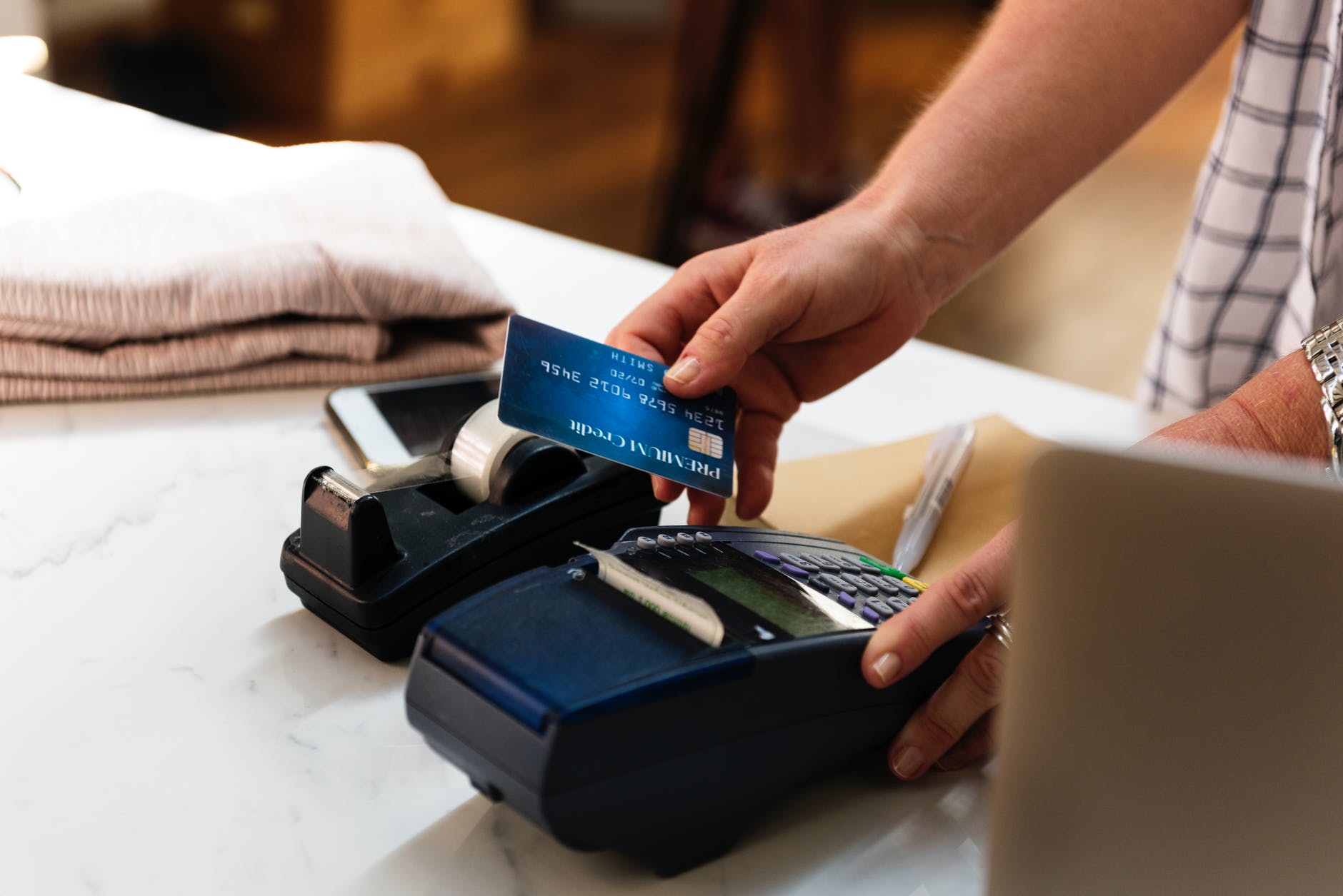 Proyecto de ley busca poner tope a intereses de tarjetas de crédito y préstamos