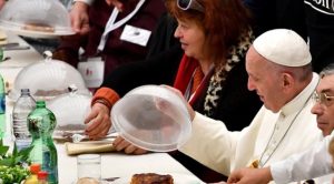 El papa Francisco celebró un banquete junto a 1.500 indigentes: «El grito de los pobres es sofocado por unos pocos ricos»