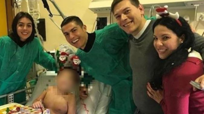Cristiano Ronaldo le dio una sorpresa navideña a los niños de un hospital de Turín