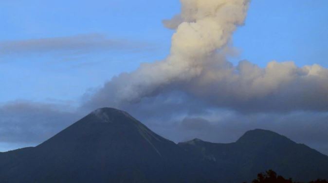Alerta en Ecuador: el volcán Reventador lanza columnas de ceniza de hasta 800 metros
