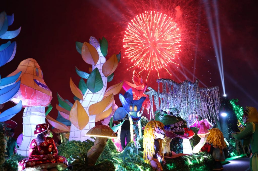 Carrozas iluminaron el Festival de la Luz…la del Museo de los Niños brilló más que cualquiera