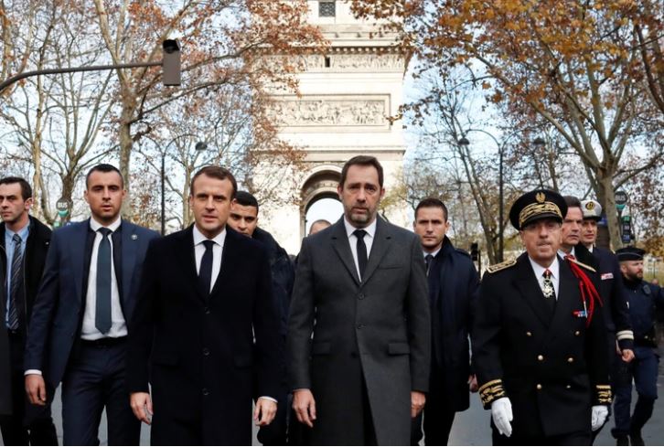 Emmanuel Macron volvió a Francia y visitó el Arco del Triunfo para verificar los daños que dejó la protesta de los «chalecos amarillos»