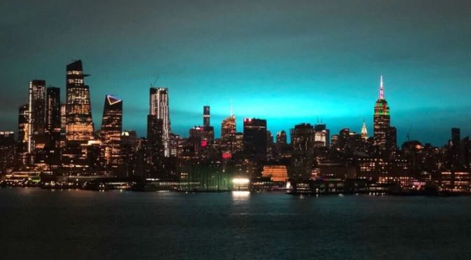 Destello azul iluminó la noche de Nueva York y generó miles de hipótesis