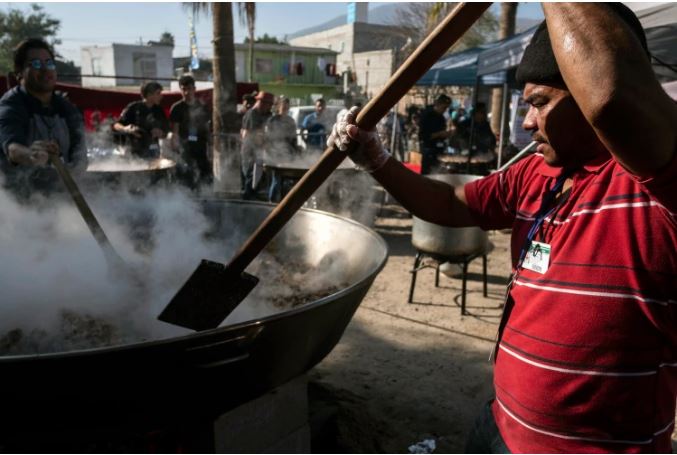 Chefs internacionales cocinaron una paella navideña para miles de migrantes en Tijuana