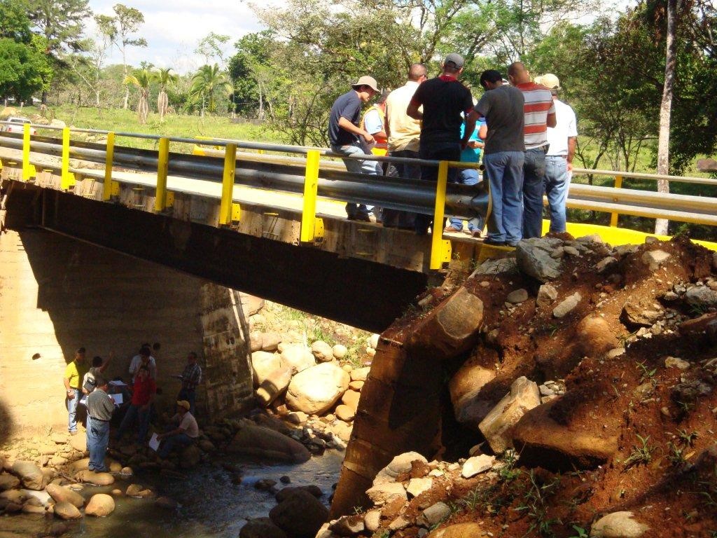 Más de 300 puentes en vías cantonales registran daños graves