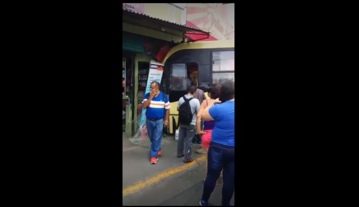 Colisionó en Alajuelita autobús de empresa cuestionada por falta de pólizas