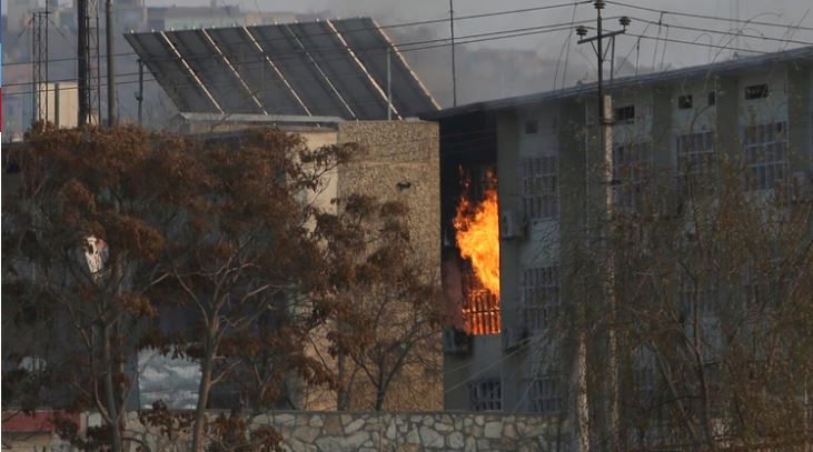 Terroristas atacaron un complejo gubernamental en Kabul: hay al menos 28 muertos y 20 heridos
