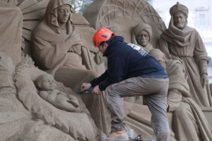 Así es el pesebre de 720 toneladas de arena esculpido en el Vaticano