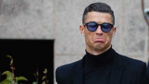 Cristiano Ronaldo recibe inesperada respuesta de hincha tras firmar autógrafo