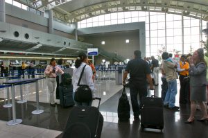 Aviación Civil pide que solo pasajeros identificados ingresen a terminal del Juan Santamaría por JMJ