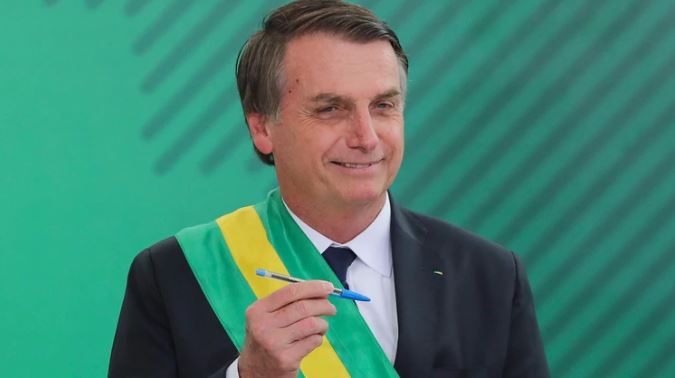 Jair Bolsonaro firma el decreto que flexibiliza la tenencia de armas en Brasil