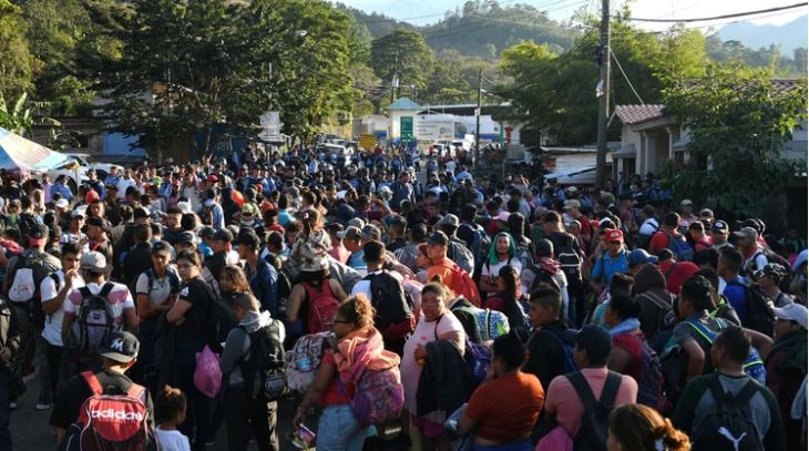 La nueva caravana de migrantes rompió el cerco policial y cruzó la frontera entre Honduras y Guatemala