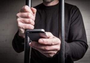 Operadores telefónicos se encargarán de bloquear la señal celular en las cárceles