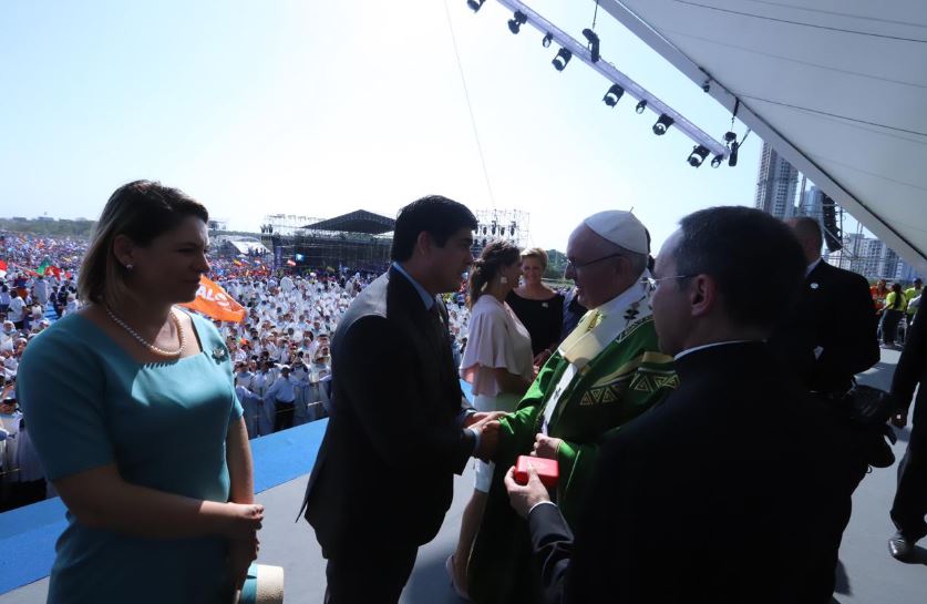 Carlos Alvarado recibió elogios del Papa Francisco al café de Costa Rica y compartió con jóvenes ticos en Panamá