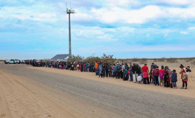 Más de 100 migrantes saltaron el muro en la frontera entre México y EEUU con una escalera