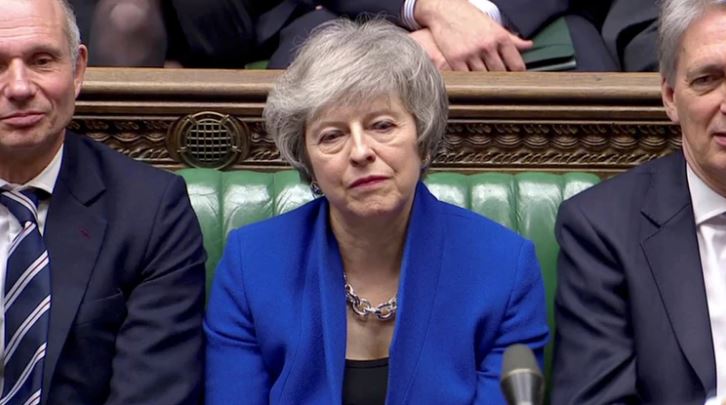 Theresa May superó la moción de censura y retiene el poder en Reino Unido