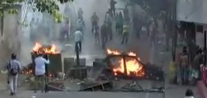 Represión en Caracas tras el alzamiento en un comando militar: barricadas y gases lacrimógenos