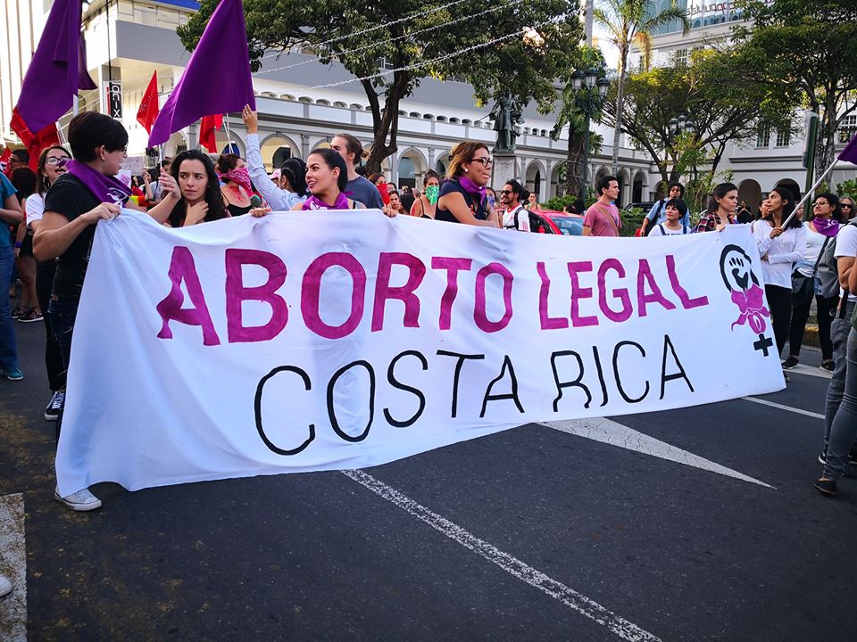 Activistas desconfían de promesa para implementar aborto terapéutico este año
