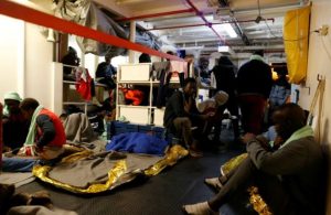 Migrantes rescatados en el Mediterráneo siguen sin poder desembarcar