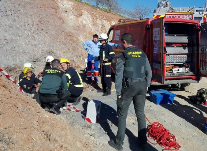 Desesperada búsqueda de un niño que cayó en un pozo de 110 metros en España