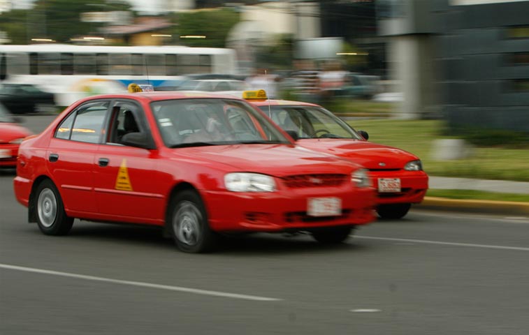 Antigüedad permitida para taxis rojos pasaría de 15 a 18 años