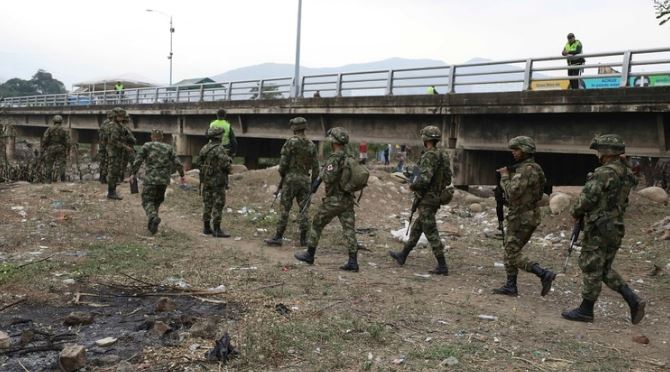 Colombia desplegó tropas en la frontera y afirmó que más de 100 militares venezolanos desertaron del régimen de Maduro