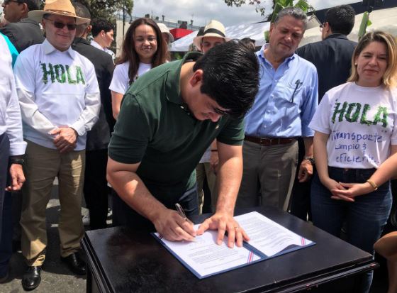 Ciclistas celebran firma de Carlos Alvarado a la ley que les brindará seguridad