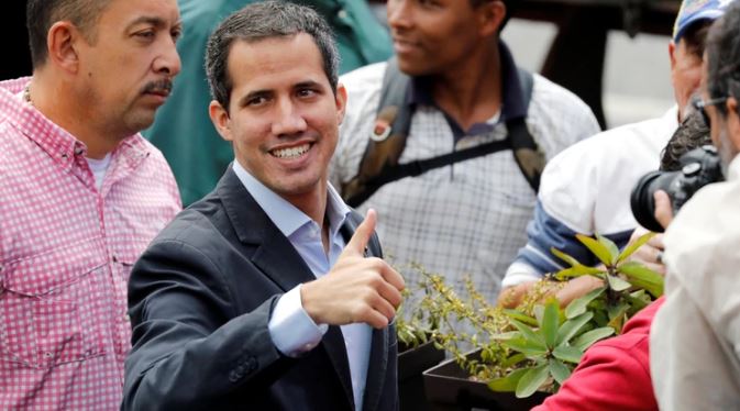 Guaidó decidió avanzar con la ayuda humanitaria pese al cierre de fronteras ordenado por Maduro
