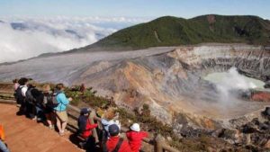 Volcán Poás permanece cerrado de forma preventiva por cambio en la dirección del viento