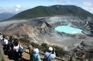 Volcán Poás suma cinco meses de intensa actividad… Vecinos luchan contra caída de ceniza