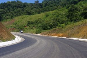 Obras paralizadas en carretera a San Carlos ahora se usan para ‘piques’ de carros