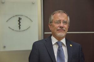 Nuevo presidente de Colegio de Médicos pretende aplicar examen de incorporación para agremiados