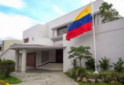 Diplomática afín a Juan Guaidó se disculpa con Gobierno tico por ingreso anticipado a embajada