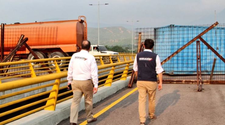 Militares venezolanos bloquearon puente fronterizo con Colombia para impedir llegada de ayuda humanitaria