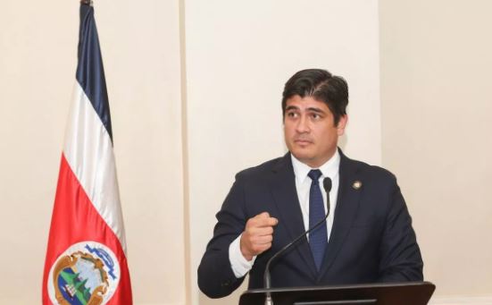 Carlos Alvarado analizaría aumento de impuestos para el año 2020