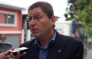 Diputados independientes se oponen a posible gira de Carlos Alvarado por América Latina