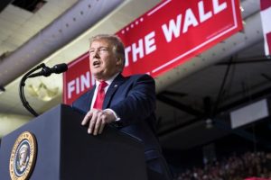 Trump anunciará $8 mil millones para el muro con México, según medios de EEUU